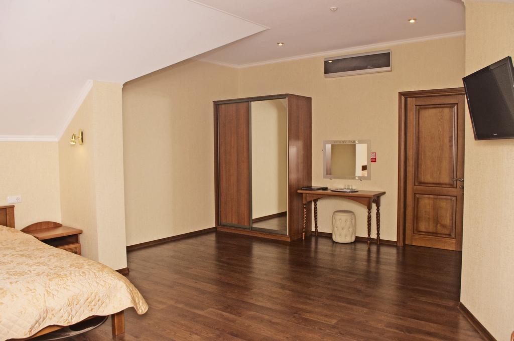 Sv Park Hotel Kharkiv Extérieur photo